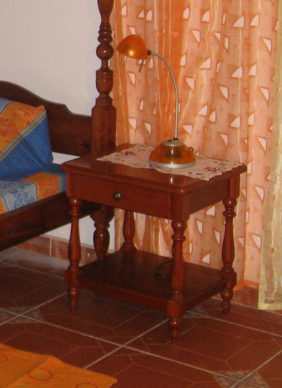 Table de Chevet avec tiroir.